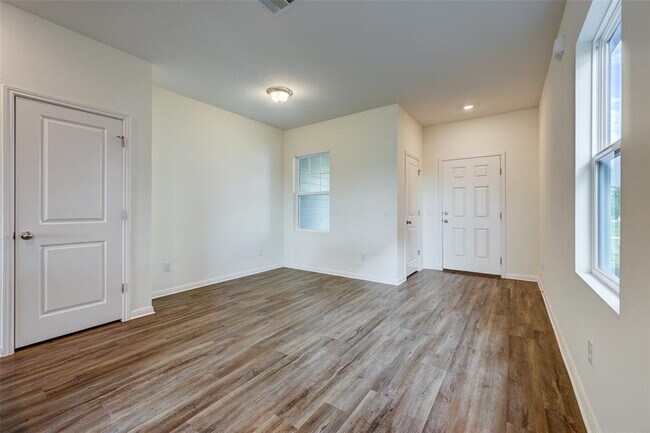 210 Seneca Loop Kyle, TX 78640 photo 3
