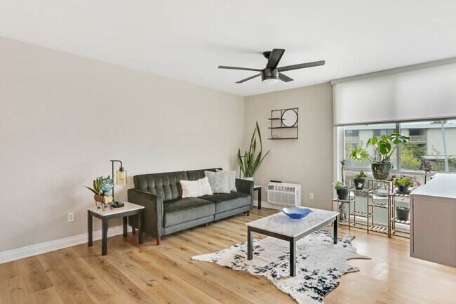 3050 Rue D’Orleans San Diego, CA 92110 photo 2