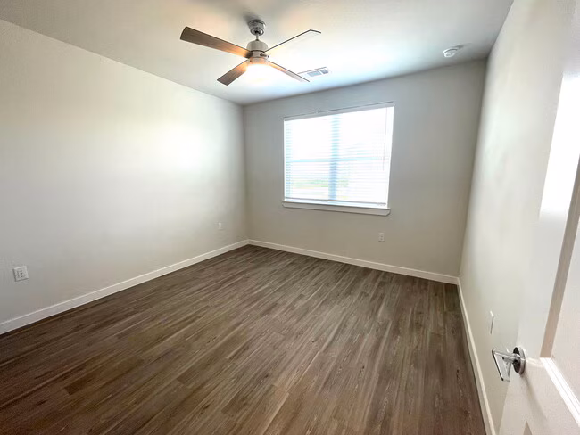 295 Co Rd 138 Hutto, TX 78634 photo 4