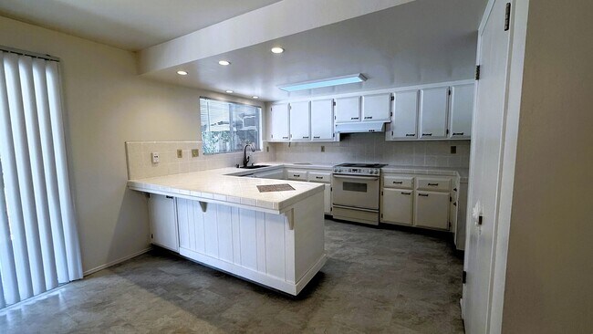 3 Bed/ 2.5 bath Single Story photo 4