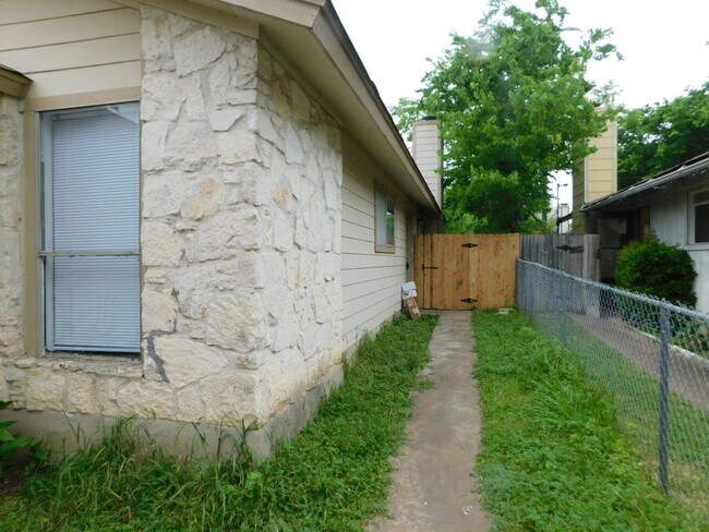 1002 Fieldwood Dr Austin, TX 78758 photo 2