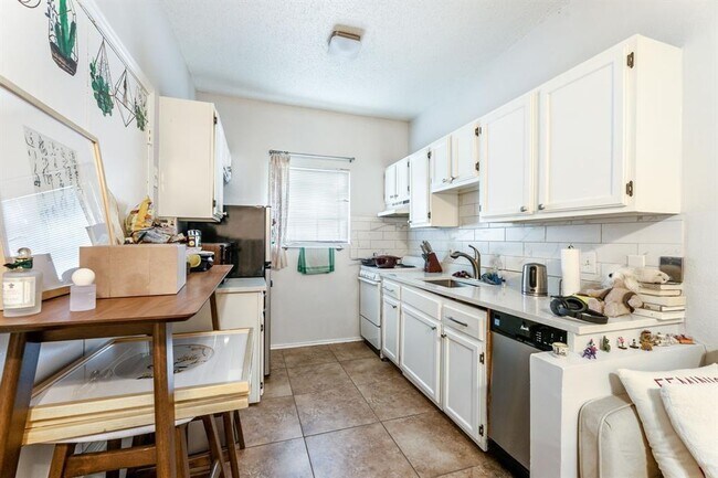 3206 King St Austin, TX 78705 photo 2