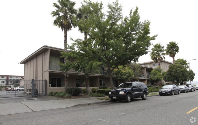 1901 Shoreline Apartments photo 2
