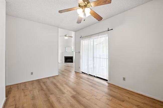 FABULOUS walkable/bikeable 3BR with parking in Hyde Park photo 5