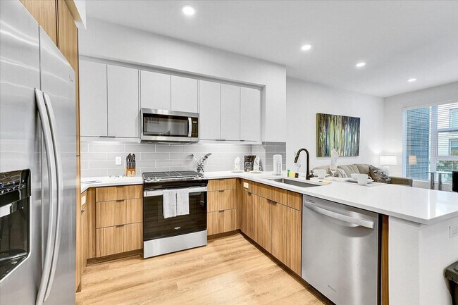 593 Camino De La Reina San Diego, CA 92108 photo 4