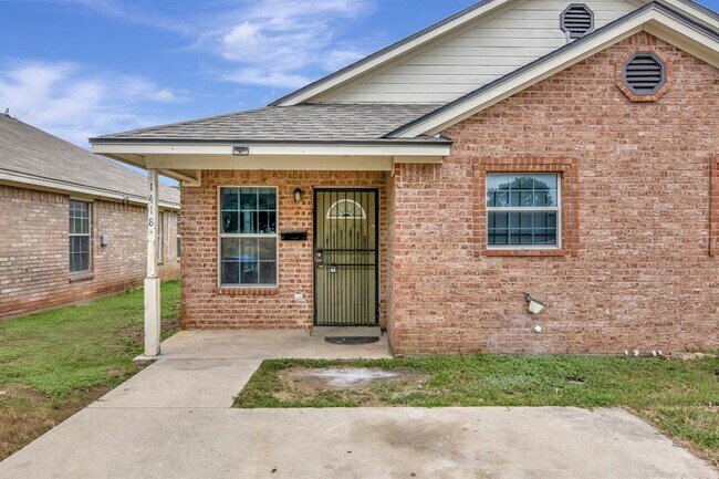 1418 East Mulkey Street, Fort Worth, TX 76104 photo 3