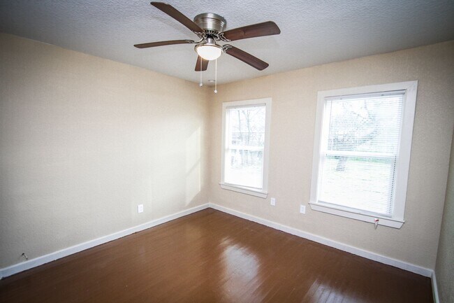 934 Poinsettia St San Antonio, TX 78202 photo 2