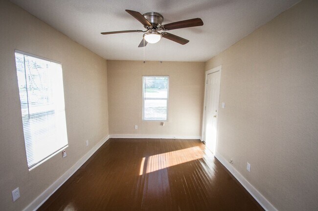 934 Poinsettia St San Antonio, TX 78202 photo 5