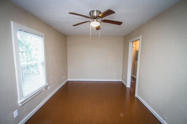 934 Poinsettia St San Antonio, TX 78202 photo 4