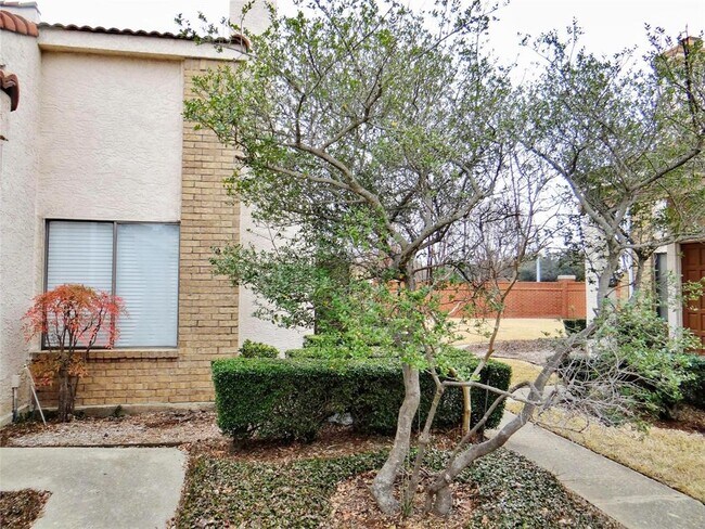 517 Ranch Trail Irving, TX 75063 photo 2
