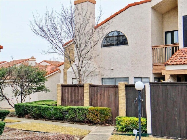 517 Ranch Trail Irving, TX 75063 photo 3
