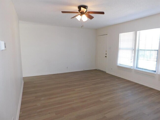 1002SOUTH photo 2