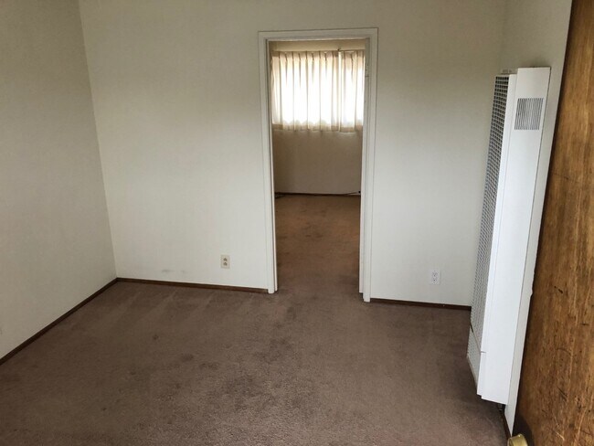 1250 E Street Apartments photo 2