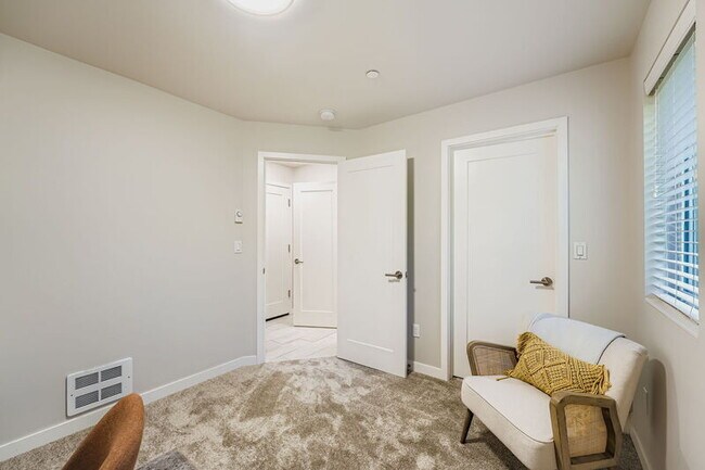 1807 SW 96th Ln Seattle, WA 98106 photo 4