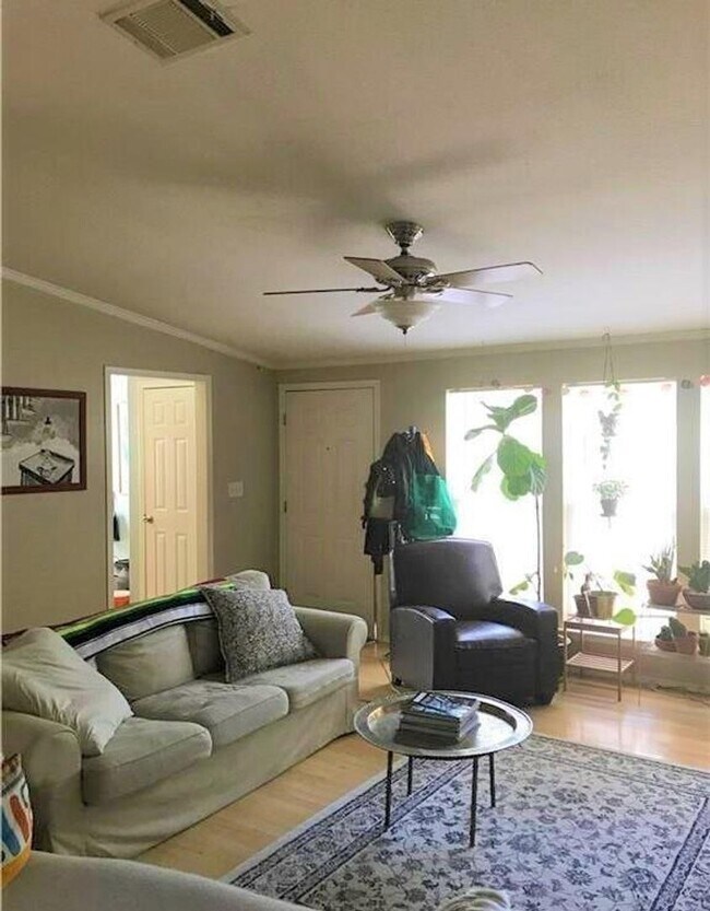 1410 Harvey St photo 3