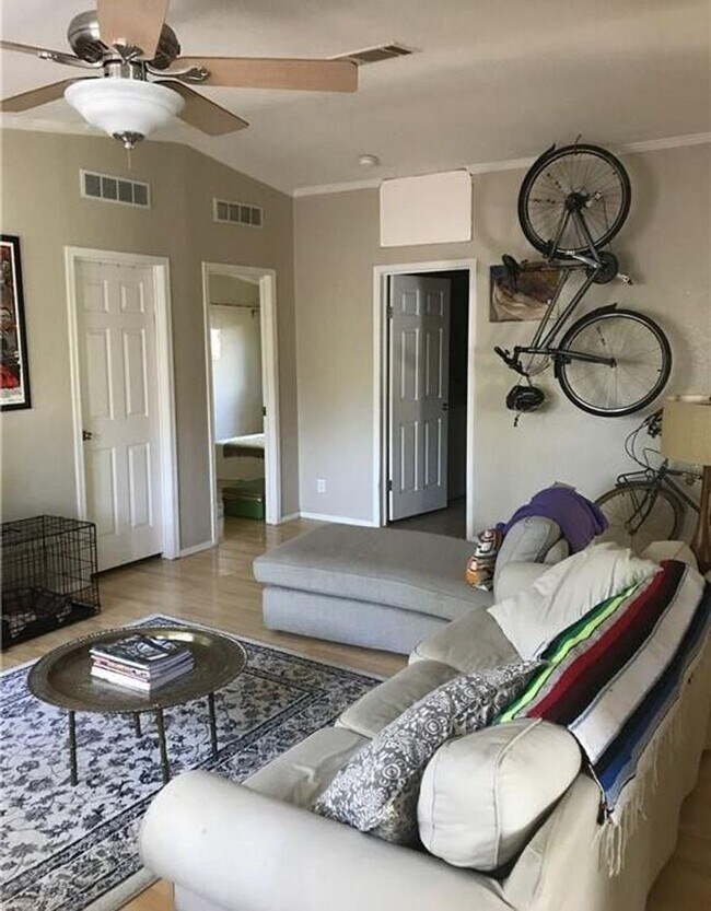 1410 Harvey St photo 2