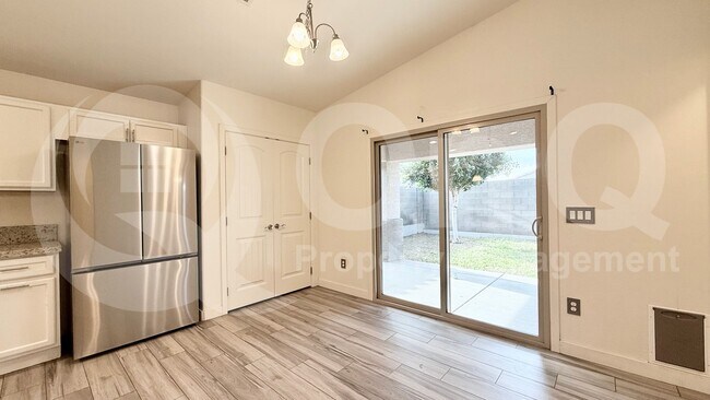 6516 S 38th Dr photo 5