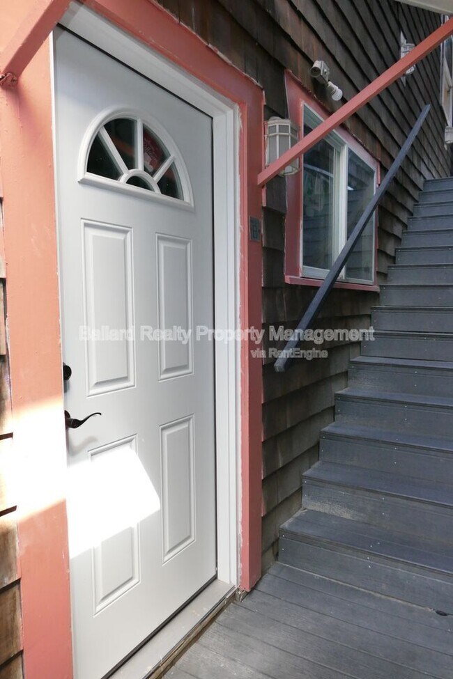 469 N 36th St Seattle, WA 98103 photo 5