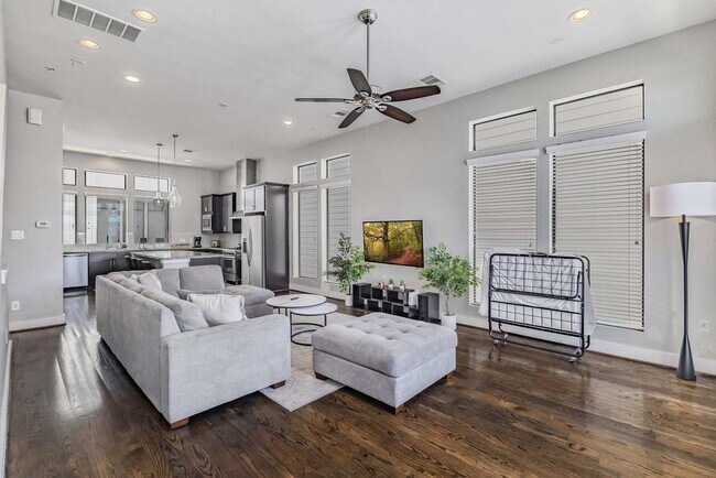 2114 Sabine Street, Houston, TX 77007 photo 4