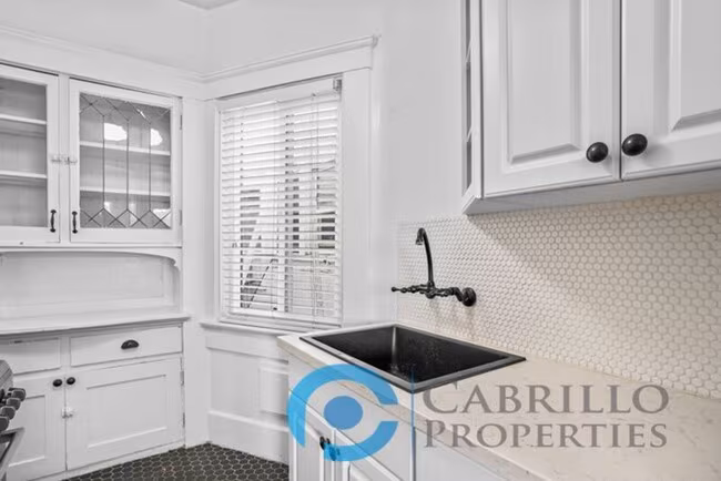 401 Juniper St San Diego, CA 92101 photo 4