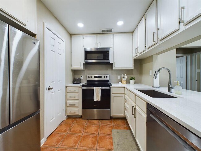 711 W 21st St Austin, TX 78705 photo 2