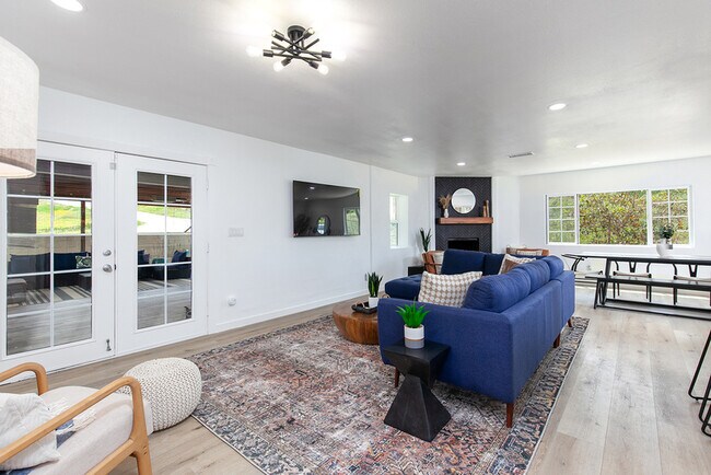 5609 Cervantes Ave San Diego, CA 92114 photo 2