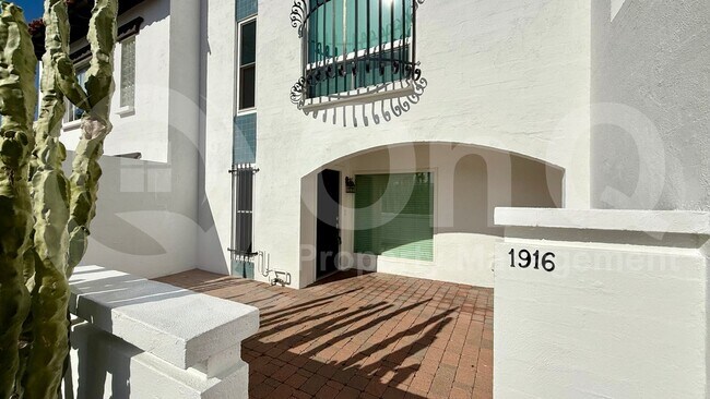 1916 E Medlock Dr Phoenix, AZ 85016 photo 3