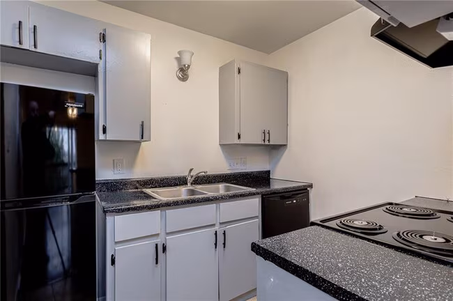 8625 Fireside Dr Austin, TX 78757 photo 4