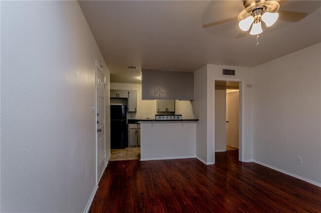 8625 Fireside Dr Austin, TX 78757 photo 2