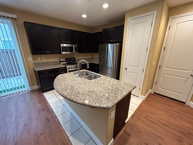 Beautiful 4 Bedroom 3 Bathroom in Quiet Neighborhood photo 5