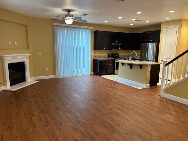 Beautiful 4 Bedroom 3 Bathroom in Quiet Neighborhood photo 3