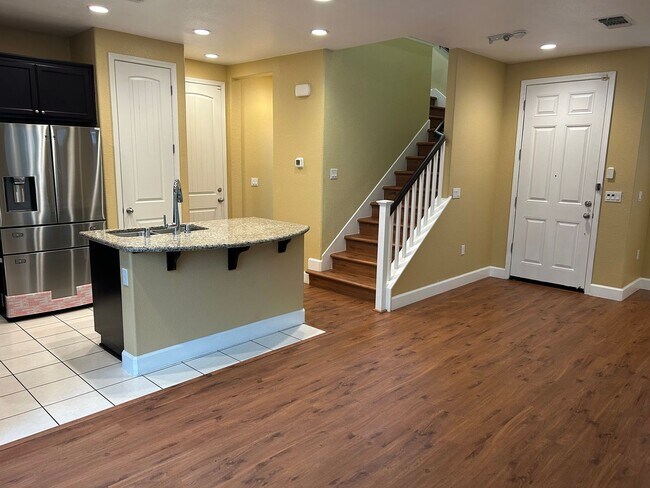Beautiful 4 Bedroom 3 Bathroom in Quiet Neighborhood photo 4