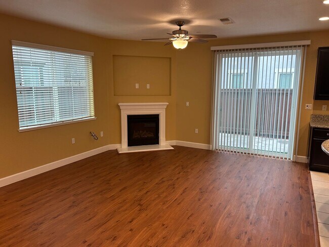 Beautiful 4 Bedroom 3 Bathroom in Quiet Neighborhood photo 2