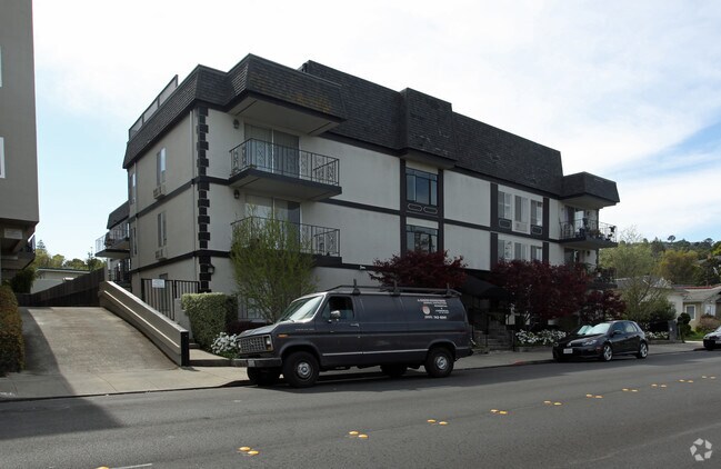 520 Elm Street Apts photo 3