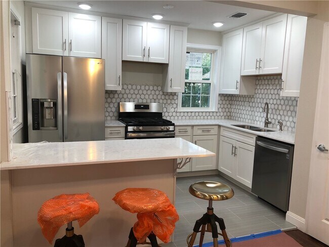 3213 Hampton Rd Austin, TX 78705 photo 3