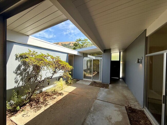 336 Mt Shasta Dr San Rafael, CA 94903 photo 4