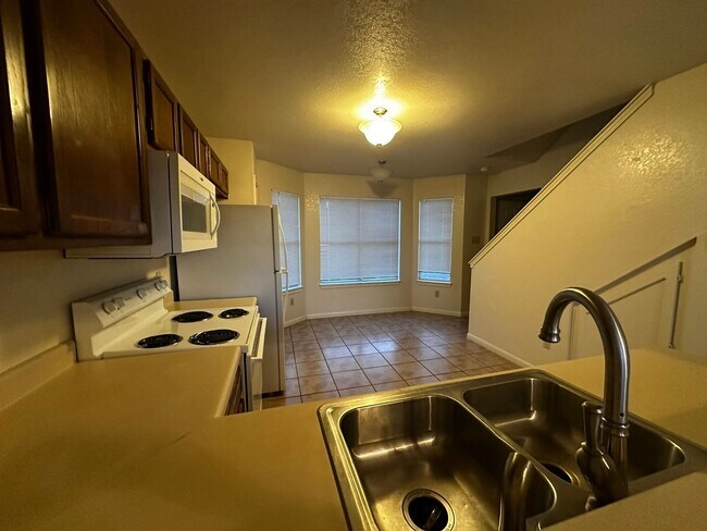 7213 Oak Meadow Dr Austin, TX 78736 photo 4