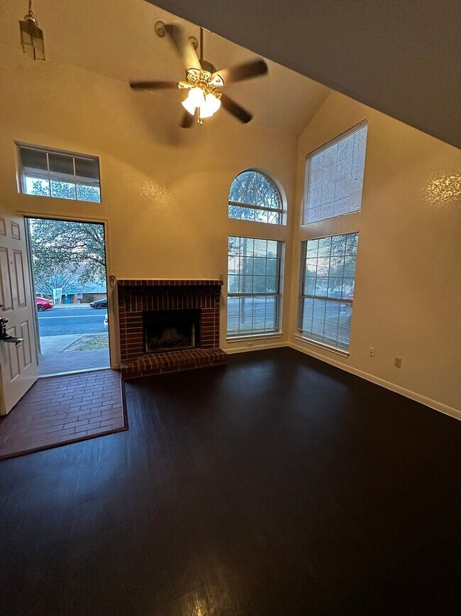 7213 Oak Meadow Dr Austin, TX 78736 photo 2