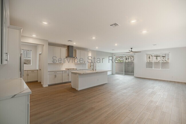 2432 W Maximo Wy Phoenix, AZ 85085 photo 2