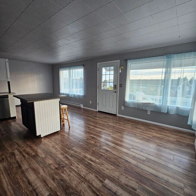1018 Callahan Dr Bremerton, WA 98310 photo 4