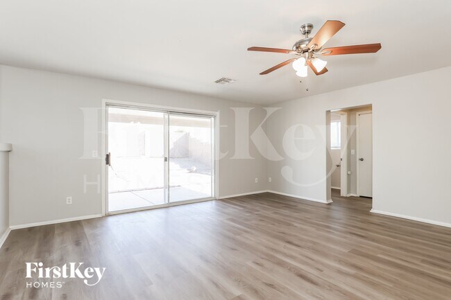 11009 W Frier Dr Glendale, AZ 85307 photo 2