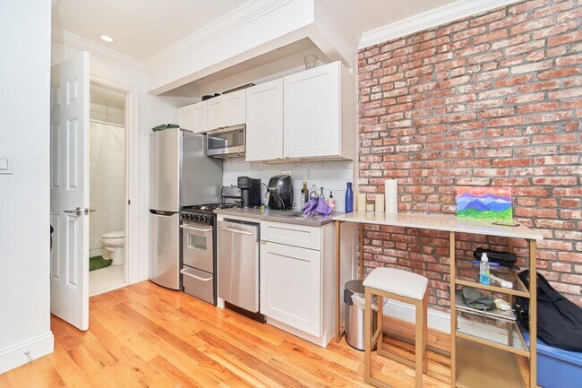 310 E 83rd St New York, NY 10028 photo 4
