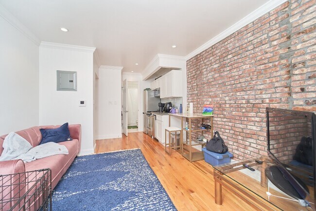 310 E 83rd St New York, NY 10028 photo 2