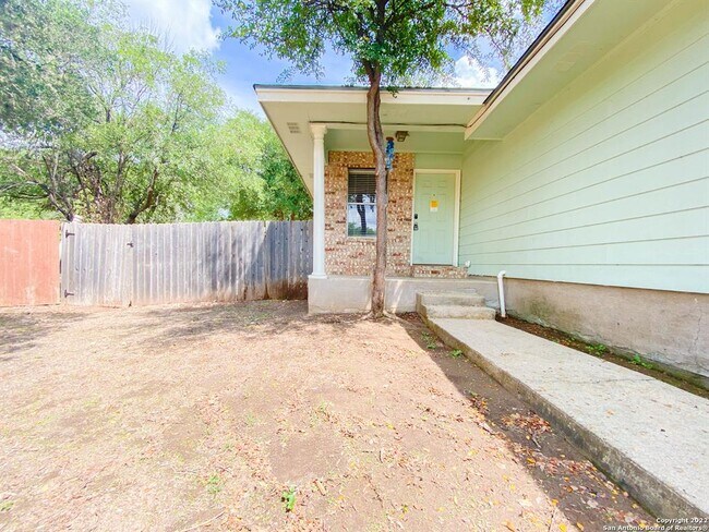 109 Hughson Ct San Marcos, TX 78666 photo 3