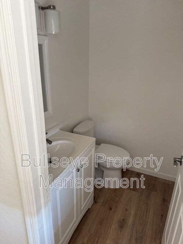 1302 E Maddock Rd photo 2
