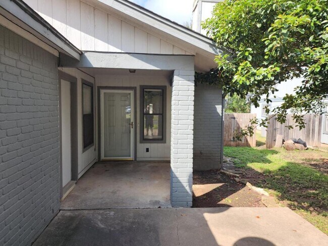 515 Luther Drive, Georgetown, TX 78628 photo 2