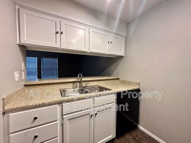 5426 Menchaca Rd Austin, TX 78745 photo 2