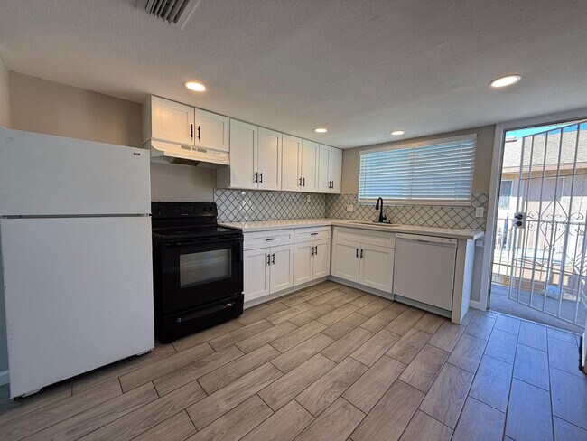 3302 W Loma Ln Phoenix, AZ 85051 photo 3