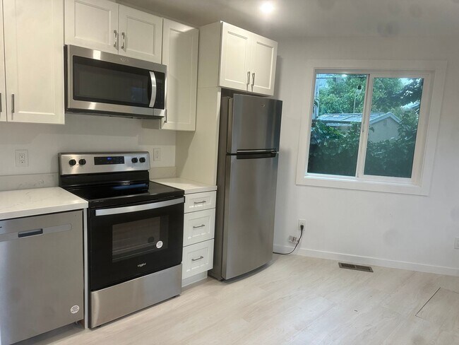 1015 47th St Emeryville, CA 94608 photo 2