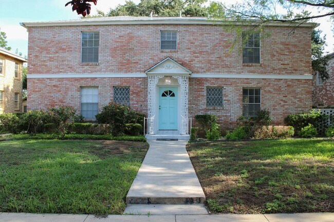 331 E Rosewood Ave San Antonio, TX 78212 photo 2